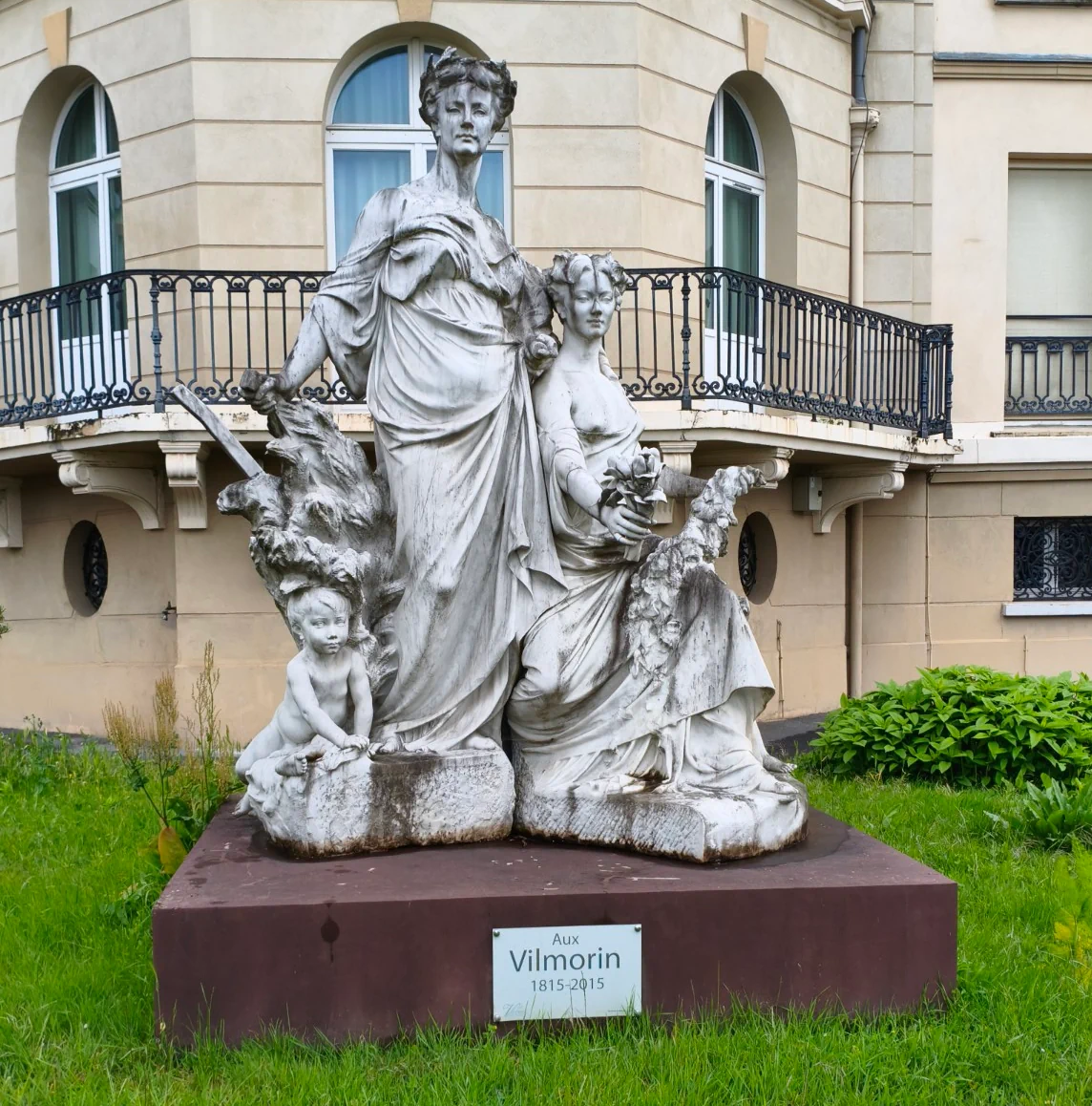 Statue dédiée aux Vilmorin à Verrières-le-Buisson